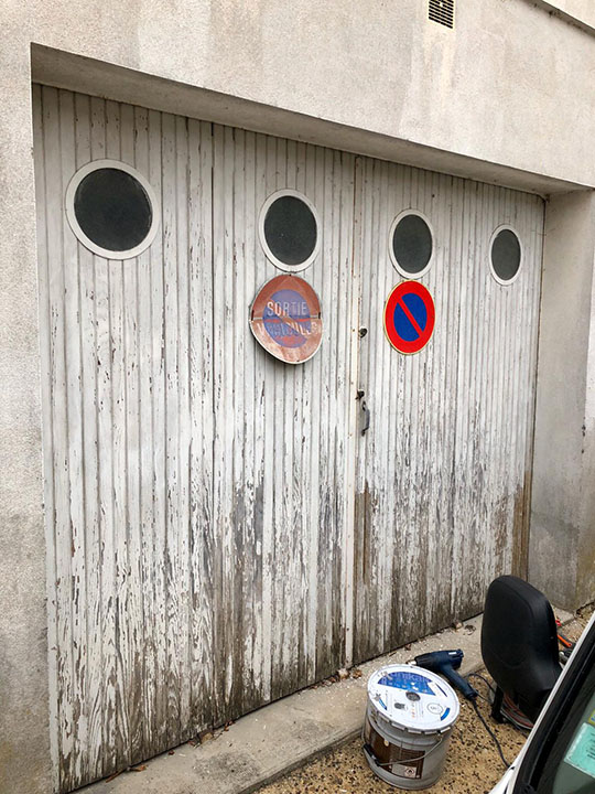 Peinture de portes de garage réalisée par Metbach Rénovation